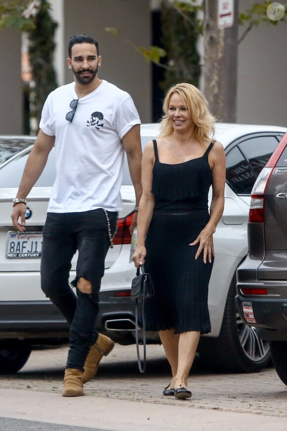 Exclusif - Prix spécial - No web - Pamela Anderson et son compagnon Adil Rami se baladent en amoureux dans le quartier de Malibu à Los Angeles, le 6 juin 2019.