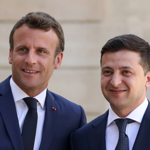 Le président Emmanuel Macron accueille le président de l'Ukraine Volodymyr Zelensky au palais de l'Elysée à Paris le 17 juin 2019. © Stéphane Lemouton / Bestimage