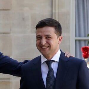 Le président Emmanuel Macron accueille le président de l'Ukraine Volodymyr Zelensky au palais de l'Elysée à Paris le 17 juin 2019. © Stéphane Lemouton / Bestimage