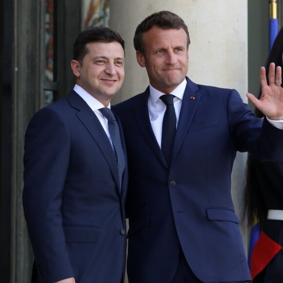 Le président Emmanuel Macron accueille le président de l'Ukraine Volodymyr Zelensky au palais de l'Elysée à Paris le 17 juin 2019. © Stéphane Lemouton / Bestimage