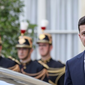 Le président Emmanuel Macron raccompagne Volodymyr Zelensky, le président d'Ukraine après un entretien au palais de l'Elysée, à Paris, le 17 juin 2019. © Stéphane Lemouton / Bestimage