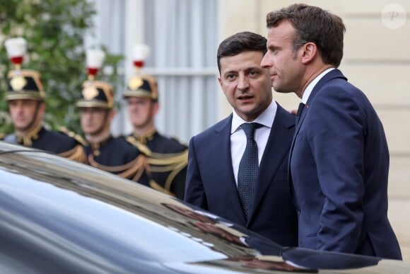 Le président Emmanuel Macron raccompagne Volodymyr Zelensky, le président d'Ukraine après un entretien au palais de l'Elysée, à Paris, le 17 juin 2019. © Stéphane Lemouton / Bestimage