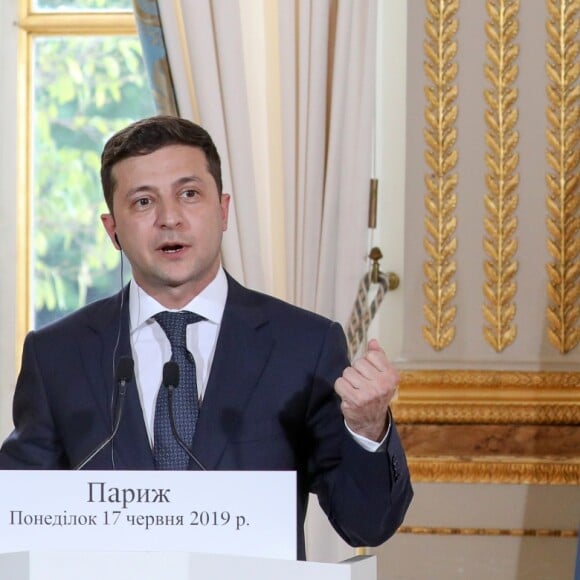 Le président de la République, Emmanuel Macron et Volodymyr Zelensky, président d'Ukraine, donnent une conférence de presse à l'issue de leur entretien au palais de l'Elysée, à Paris, le 17 juin 2019. © Stéphane Lemouton / Bestimage