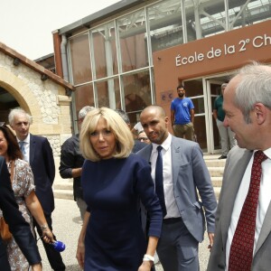 Brigitte Macron, accompagnée de son directeur de cabinet Pierre-Olivier Costa, à la sortie d'une visite de l'école de la 2ème chance à Marseille en compagnie du maire Jean-Claude Gaudin le 14 juin 2019. La veille, le jeudi 13 juin 2019, la première dame a rendu visite aux habitants de la cité Felix-Pyat dans les quartiers nords de Marseille.