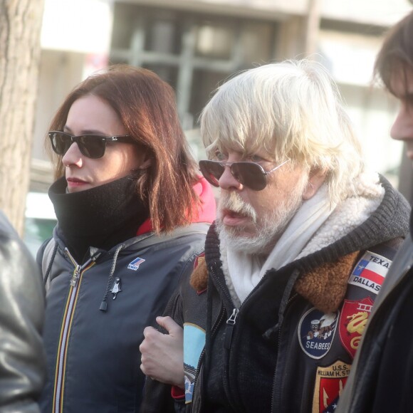 Lolita Séchan et son père le chanteur Renaud - Obsèques de Thierry Séchan frère du chanteur Renaud) au cimetière du Montparnasse à Paris le 16 janvier 2019. Après une cérémonie au temple protestant Port Royal, la famille de T. Séchan s'est retrouvée dans un immeuble avant de se rendre au cimetière du Montparnasse.