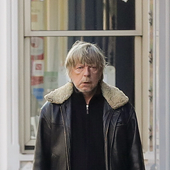 Exclusif - Le chanteur Renaud retire de l'argent à un distributeur et donne un billet à un mendiant à Paris le 13 février 2017. Renaud vient d'être désigné comme meilleur artiste masculin de l'année à la cérémonie des Victoires de la musique 2017.
