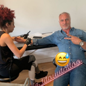 David Ginola s'est fait tatouer dans un salon de Londres le 18 juin 2019.