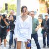 Bella Thorne pose devant les studios Buzzfeed à New York. L'actrice porte un ensemble Jacquemus : robe, sac et chaussures, le 14 juin 2019.