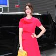 Anne Hathaway fait un passage à l'émission Good Morning America pour la promotion de son film The Hustle à New York le 7 mai 2019. Elle porte une robe rouge vif et des escarpins bicolores.
