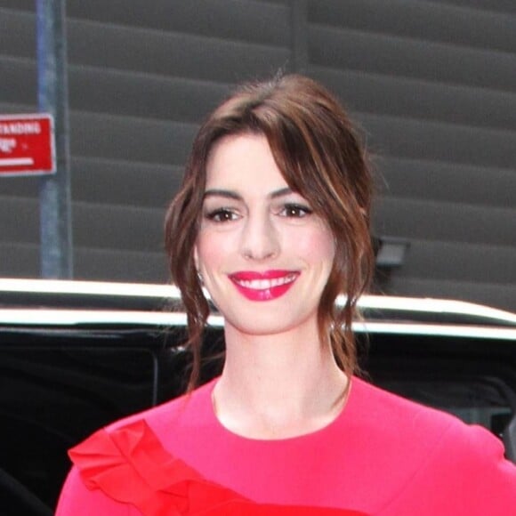 Anne Hathaway fait un passage à l'émission Good Morning America pour la promotion de son film The Hustle à New York le 7 mai 2019. Elle porte une robe rouge vif et des escarpins bicolores.