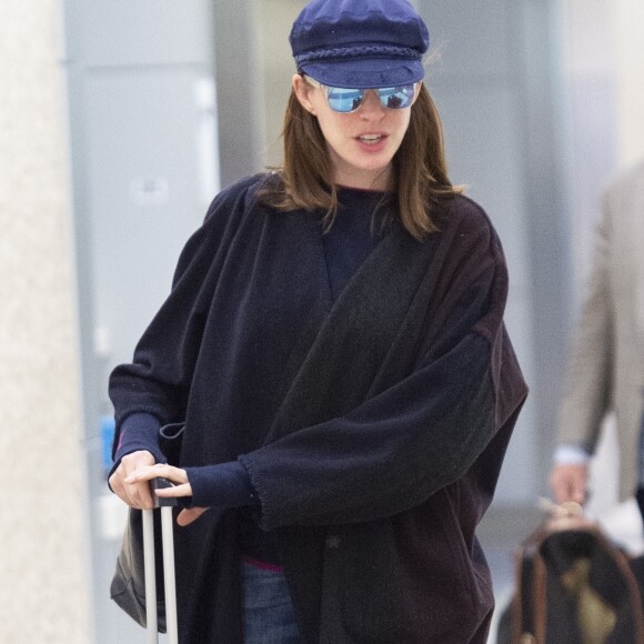 Exclusif - Anne Hathaway arrive à l'aéroport de JFK à New York, le 12 juin 2019