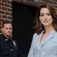 Anne Hathaway porte un ensemble en satin gris clair à son arrivée dans les studios de l'émission "The Late Show With Stephen Colbert" à New York, le 7 mai 2019.