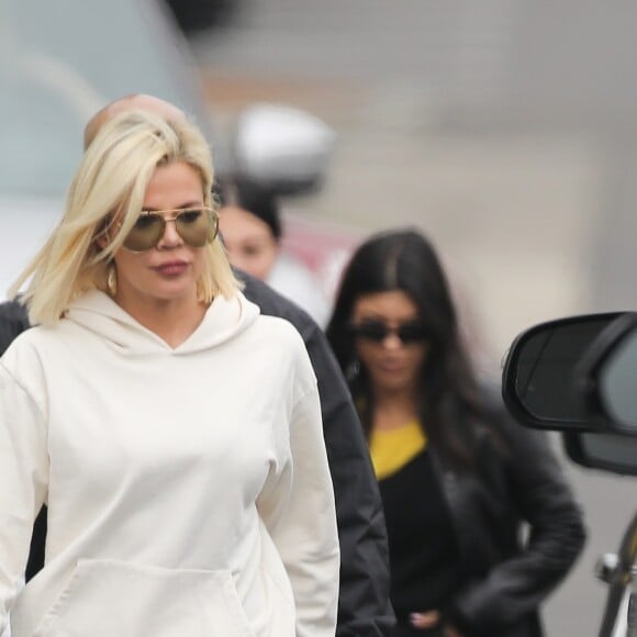 Khloe Kardashian et Kourtney Kardashian - Les Kardashians arrivent à la messe dominicale de K.West à Los Angeles, le 26 mai 2019.