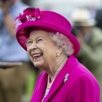 Elizabeth II se prend un foulard dans la tête, Gillian Anderson choquée