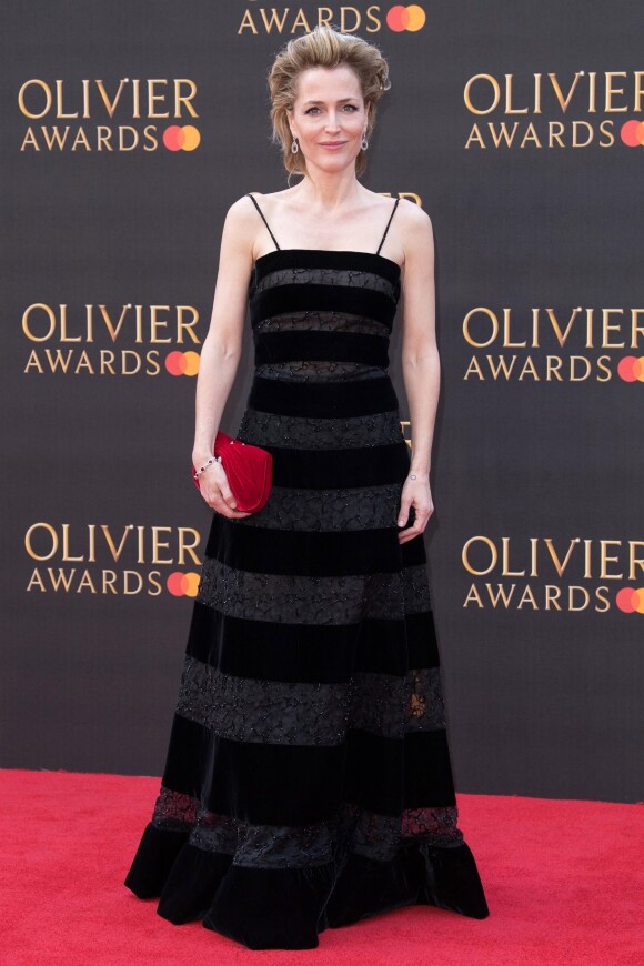 Gillian Anderson lors de la soirée des Olivier Awards au Royal Albert Hall à Londres, Royaume Uni, le 7 avril 2019.
