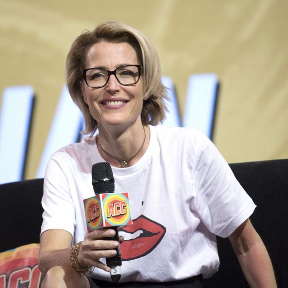 Gillian Anderson participe à une vente aux enchères caritative, au profit de l'association "Women for Women UK" lors du Day 2 du ComiCon Argentina à Buenos Aires, le 8 décembre 2018.