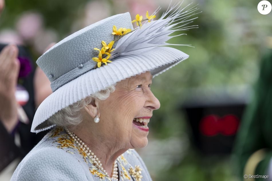Les Chapeaux De La Reine D Angleterre La reine Elisabeth II d'Angleterre lors de la réunion hippique d'Ascot