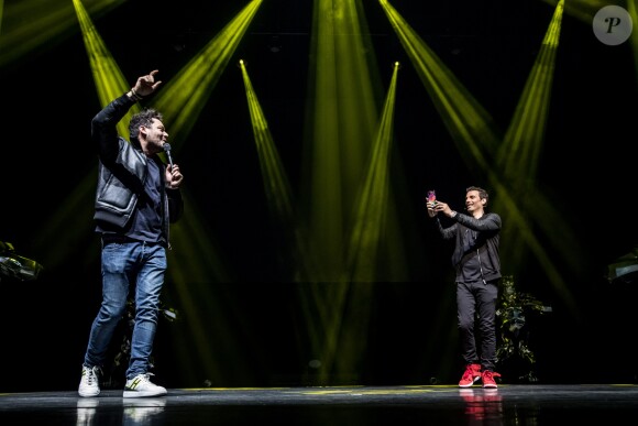 Exclusif - Kev Adams et Richard Orlinski - Spectacle de Richard Orlinski "Tête de Kong !" à l'Olympia à Paris le 17 juin 2019. © Cyril Moreau-Tiziano Da Silva/Bestimage