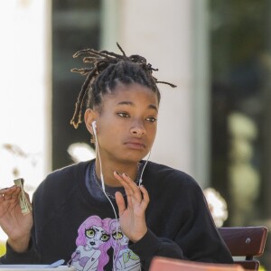Exclusif - Willow Smith est allée déjeuner au restaurant Le Pain Quotidien dans le quartier de Calabasas à Los Angeles. Zillow écoute de la musique elle danse et chante en déjeunant! Le 28 mai 2019.