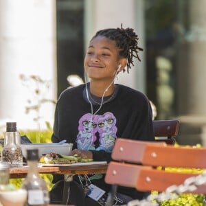 Exclusif - Willow Smith est allée déjeuner au restaurant Le Pain Quotidien dans le quartier de Calabasas à Los Angeles. Zillow écoute de la musique elle danse et chante en déjeunant! Le 28 mai 2019.