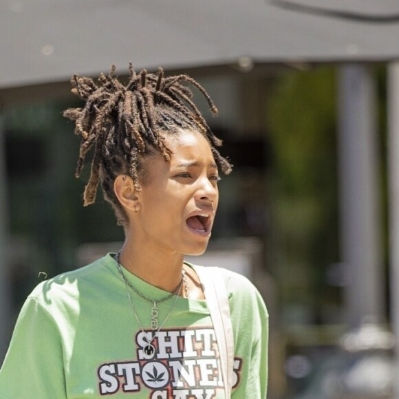 Exclusif - Willow Smith est allée prendre un verre avec son compagnon Tyler Cole et un ami dans le quartier de Calabasas à Los Angeles, le 24 mai 2019.
