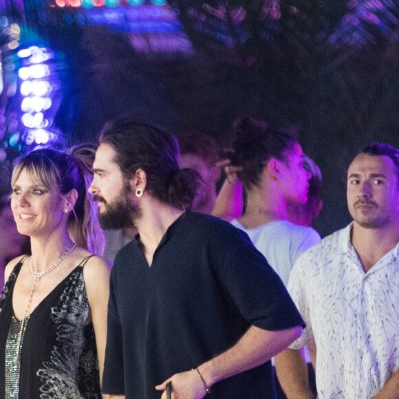 Heidi Klum, ses enfants Johan et Lou, son fiancé Tom Kaulitz et sa mère Erna passent la soirée à la fête foraine des Tuileries avec leur chien à Paris, le 23 juin 2019.