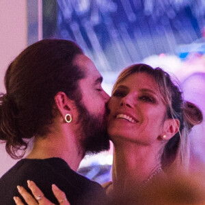 Heidi Klum, ses enfants Johan et Lou, son fiancé Tom Kaulitz et sa mère Erna passent la soirée à la fête foraine des Tuileries avec leur chien à Paris, le 23 juin 2019.