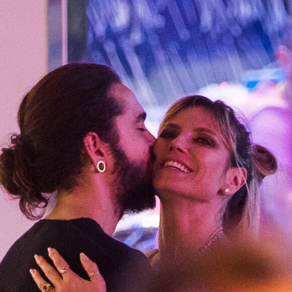 Heidi Klum, ses enfants Johan et Lou, son fiancé Tom Kaulitz et sa mère Erna passent la soirée à la fête foraine des Tuileries avec leur chien à Paris, le 23 juin 2019.