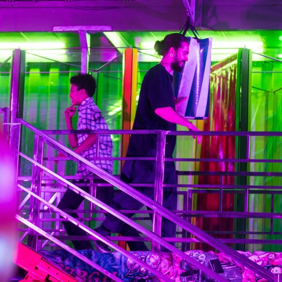 Heidi Klum, ses enfants Johan et Lou, son fiancé Tom Kaulitz et sa mère Erna passent la soirée à la fête foraine des Tuileries avec leur chien à Paris, le 23 juin 2019.