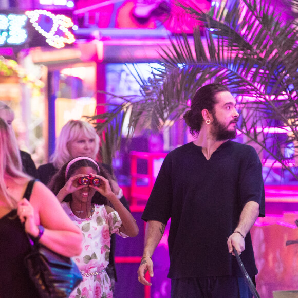 Heidi Klum, ses enfants Johan et Lou, son fiancé Tom Kaulitz et sa mère Erna passent la soirée à la fête foraine des Tuileries avec leur chien à Paris, le 23 juin 2019.