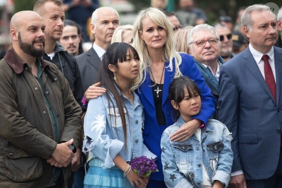 Laeticia Hallyday et ses filles Jade et Joy avec Jean-Luc Moudenc (Maire de Toulouse) inaugurent une esplanade portant le nom de Johnny Hallyday située en face du Zénith de Toulouse, le 15 juin 2019, date hautement symbolique puisque le rockeur aurait eu 76 ans. © Frédéric Maligne/Bestimage