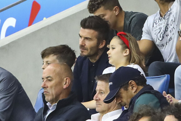 David Beckham avec sa fille Harper dans les tribunes lors du quart de finale de la Coupe du Monde Féminine de football opposant l'Angleterre à la Norvège au stade Océane au Havre, France, le 27 juin 2019. L'Angleterre a gagné 3-0. © Gwendoline Le Goff/Panoramic/Bestimage