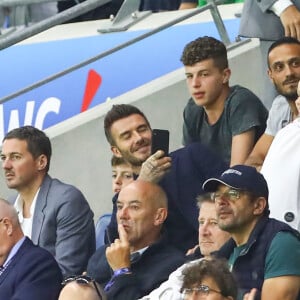 David Beckham avec sa fille Harper et sa mère Sandra Georgina West dans les tribunes lors du quart de finale de la Coupe du Monde Féminine de football opposant l'Angleterre à la Norvège au stade Océane au Havre, France, le 27 juin 2019. L'Angleterre a gagné 3-0. © Gwendoline Le Goff/Panoramic/Bestimage