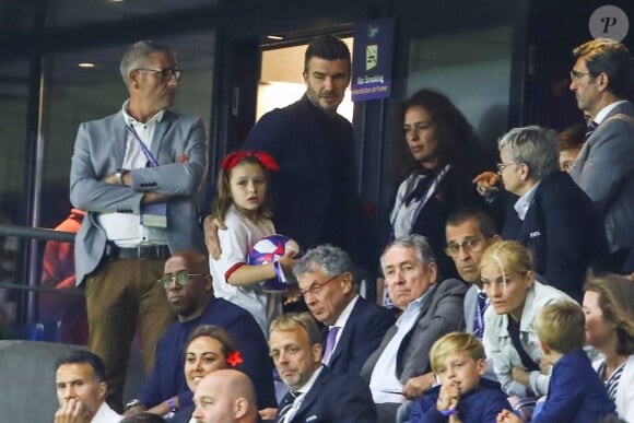 David Beckham avec sa fille Harper et Gérard Houllier (conseiller extérieur de l'Olympique lyonnais) dans les tribunes lors du quart de finale de la Coupe du Monde Féminine de football opposant l'Angleterre à la Norvège au stade Océane au Havre, France, le 27 juin 2019. L'Angleterre a gagné 3-0. © Gwendoline Le Goff/Panoramic/Bestimage