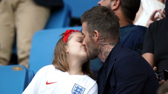 David Beckham embrasse tendrement Harper lors de la Coupe du monde féminine