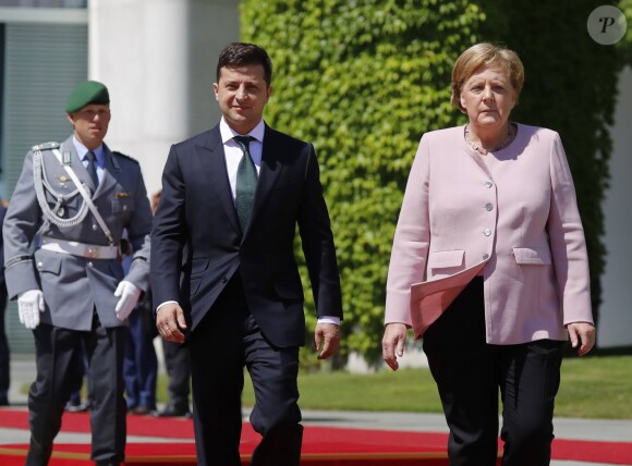 La chancelière Angela Merkel doit affronter une terrible crise de tremblement lors de la cérémonie de bienvenue du président Ukrainien Volodymyr Zelensky à Berlin le 18 juin 2019. © Imago / Panoramic / Bestimage