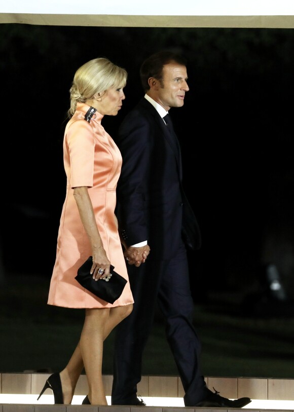 Le président Emmanuel Macron et sa femme Brigitte Macron lors de la photo de famille des chefs de délégation et de leurs conjoints lors du sommet du G20 à Osaka le 28 juin 2019 © Dominique Jacovides / Bestimage
