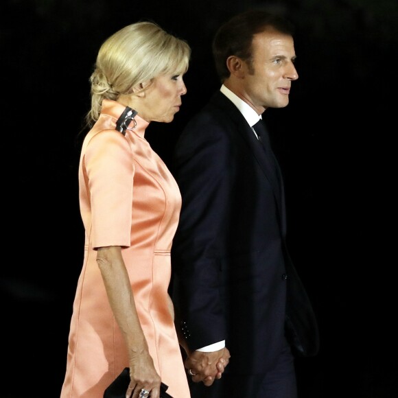 Le président Emmanuel Macron et sa femme Brigitte Macron lors de la photo de famille des chefs de délégation et de leurs conjoints lors du sommet du G20 à Osaka le 28 juin 2019 © Dominique Jacovides / Bestimage