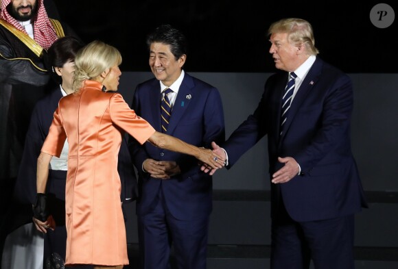 Mohammed ben Salmane (MBS), Brigitte Macron, Shinzo Abe, premier ministre du Japon, Donald Trump, président des Etats-Unis lors de la photo de famille des chefs de délégation et de leurs conjoints lors du sommet du G20 à Osaka le 28 juin 2019 © Dominique Jacovides / Bestimage