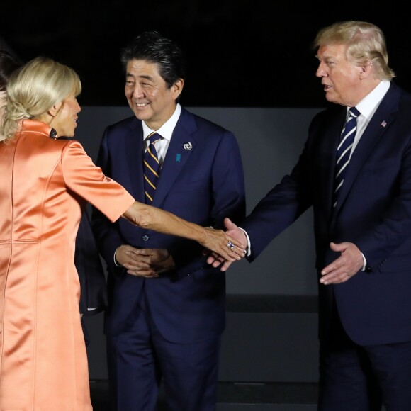 Mohammed ben Salmane (MBS), Brigitte Macron, Shinzo Abe, premier ministre du Japon, Donald Trump, président des Etats-Unis lors de la photo de famille des chefs de délégation et de leurs conjoints lors du sommet du G20 à Osaka le 28 juin 2019 © Dominique Jacovides / Bestimage