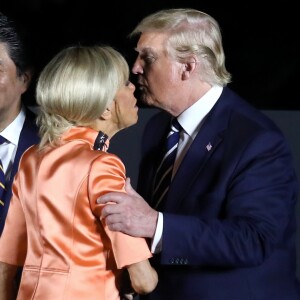 Brigitte Macron, Shinzo Abe, premier ministre du Japon, Donald Trump, président des Etats-Unis lors de la photo de famille des chefs de délégation et de leurs conjoints lors du sommet du G20 à Osaka le 28 juin 2019 © Dominique Jacovides / Bestimage