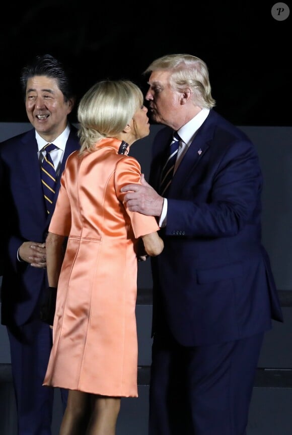 Brigitte Macron, Shinzo Abe, premier ministre du Japon, Donald Trump, président des Etats-Unis lors de la photo de famille des chefs de délégation et de leurs conjoints lors du sommet du G20 à Osaka le 28 juin 2019 © Dominique Jacovides / Bestimage