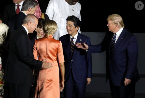 Recep Tayyip Erdogan, président de la Turquie, Brigitte Macron (de dos), Shinzo Abe, premier ministre du Japon, sa femme Akie, Donald Trump, président des Etats-Unis lors de la photo de famille des chefs de délégation et de leurs conjoints lors du sommet du G20 à Osaka le 28 juin 2019 © Dominique Jacovides / Bestimage