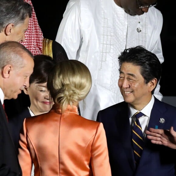 Recep Tayyip Erdogan, président de la Turquie, Brigitte Macron (de dos), Shinzo Abe, premier ministre du Japon, sa femme Akie, Donald Trump, président des Etats-Unis lors de la photo de famille des chefs de délégation et de leurs conjoints lors du sommet du G20 à Osaka le 28 juin 2019 © Dominique Jacovides / Bestimage