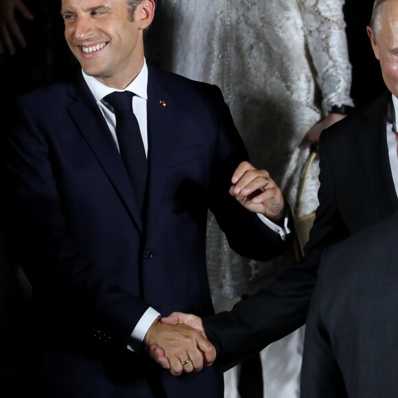 Le président Emmanuel Macron, Vladimir Poutine, président de la Russie, Brigitte Macron lors de la photo de famille des chefs de délégation et de leurs conjoints lors du sommet du G20 à Osaka le 28 juin 2019 © Dominique Jacovides / Bestimage