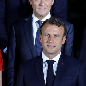 Le président Emmanuel Macron, sa femme Brigitte Macron, Donald Tusk, président du conseil européen et sa femme lors de la photo de famille des chefs de délégation et de leurs conjoints lors du sommet du G20 à Osaka le 28 juin 2019 © Dominique Jacovides / Bestimage