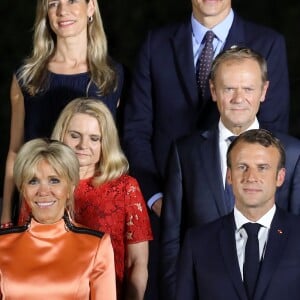 Le président Emmanuel Macron, sa femme Brigitte Macron, Donald Tusk, président du conseil européen et sa femme lors de la photo de famille des chefs de délégation et de leurs conjoints lors du sommet du G20 à Osaka le 28 juin 2019 © Dominique Jacovides / Bestimage