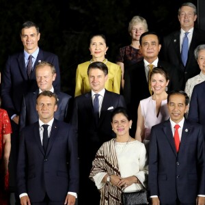 Le président Emmanuel Macron, sa femme Brigitte, Donald Tusk, président du conseil européen, sa femme, Pedro Sánchez, premier ministre de l'Espagne, sa femme Maria, Justin Trudeau, premier ministre du Canada, sa femme Sophie, Joko Widodo, président de l'Indonésie, sa femme Irana, Xi Jinping, président de la Chine, Angela Merkel, chancelière d'Allemagne, Vladimir Poutine, président de la Russie lors de la photo de famille des chefs de délégation et de leurs conjoints lors du sommet du G20 à Osaka le 28 juin 2019 © Dominique Jacovides / Bestimage