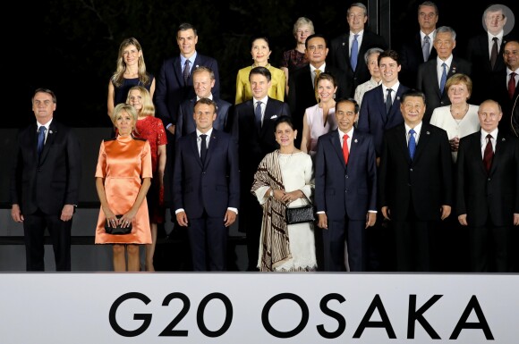 Le président Emmanuel Macron, sa femme Brigitte, Donald Tusk, président du conseil européen, sa femme, Pedro Sánchez, premier ministre de l'Espagne, sa femme Maria, Justin Trudeau, premier ministre du Canada, sa femme Sophie, Joko Widodo, président de l'Indonésie, sa femme Irana, Xi Jinping, président de la Chine, Angela Merkel, chancelière d'Allemagne, Vladimir Poutine, président de la Russie lors de la photo de famille des chefs de délégation et de leurs conjoints lors du sommet du G20 à Osaka le 28 juin 2019 © Dominique Jacovides / Bestimage