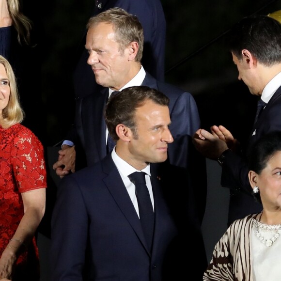 Brigitte Macron, Donald Tusk, président du conseil européen, sa femme, le président Emmanuel Macron, Joko Widodo, président de l'Indonésie, sa femme Irana lors de la photo de famille des chefs de délégation et de leurs conjoints lors du sommet du G20 à Osaka le 28 juin 2019 © Dominique Jacovides / Bestimage